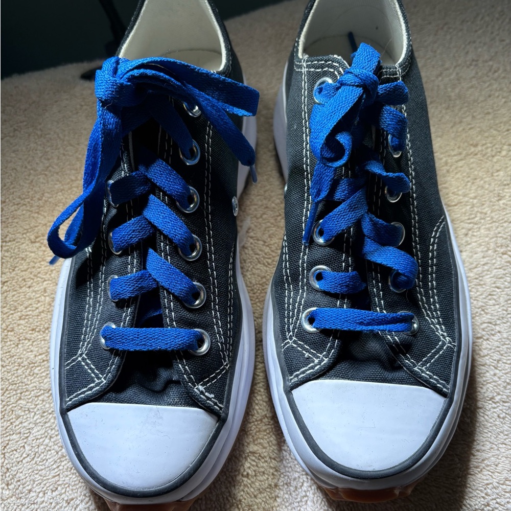 Women Chuck Taylor Sneaker - Picture 2 of 9